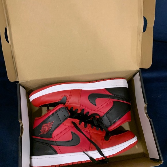 Air Jordan 1 Mid “REVERSE BRED” - Picture 2 of 4